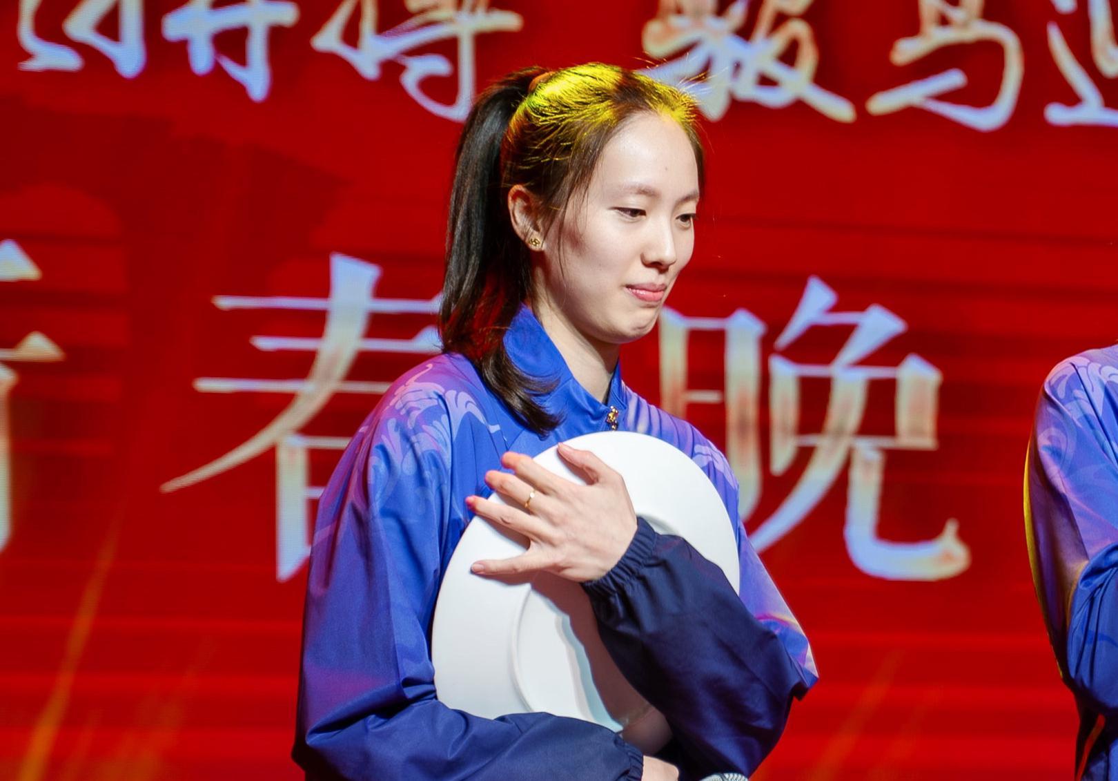 爱体育中国官网-泪目！30岁中国女排世界冠军退役：又美又能打，郎平助她跃升